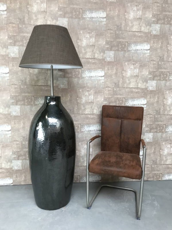 V021429 Vloerlamp aardewerk donker groen glazuur met bruine linnen kap.