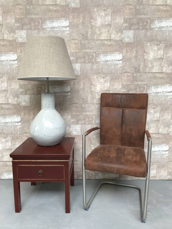 T020706 Tafellamp aardewerk grijs glazuur met licht bruine linnen kap.