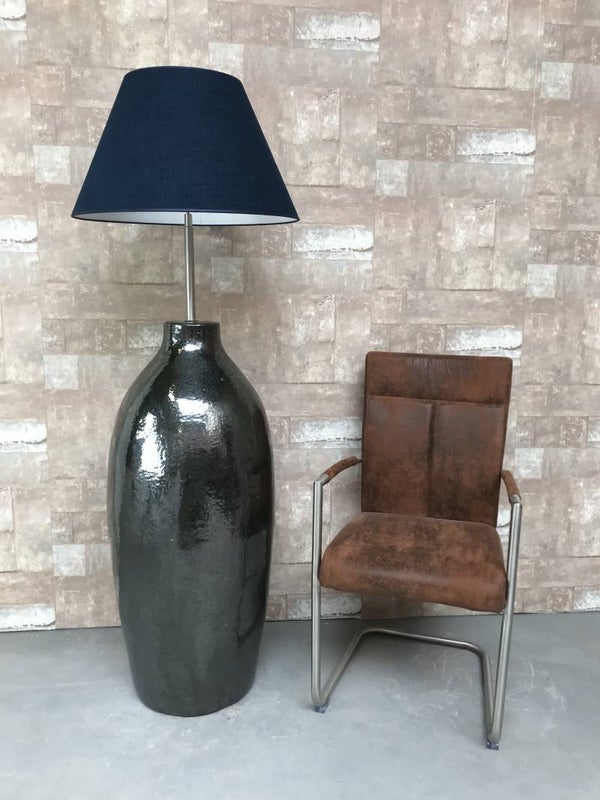 V021423 Vloerlamp aardewerk donker groen glazuur met donker blauw linnen kap.