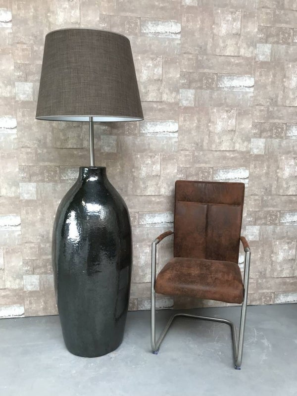 V021435 Vloerlamp aardewerk donker groen glazuur met bruine linnen kap.