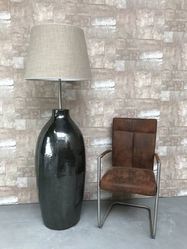 V021434 Vloerlamp aardewerk donker bruine glazuur met licht bruine linnen kap.