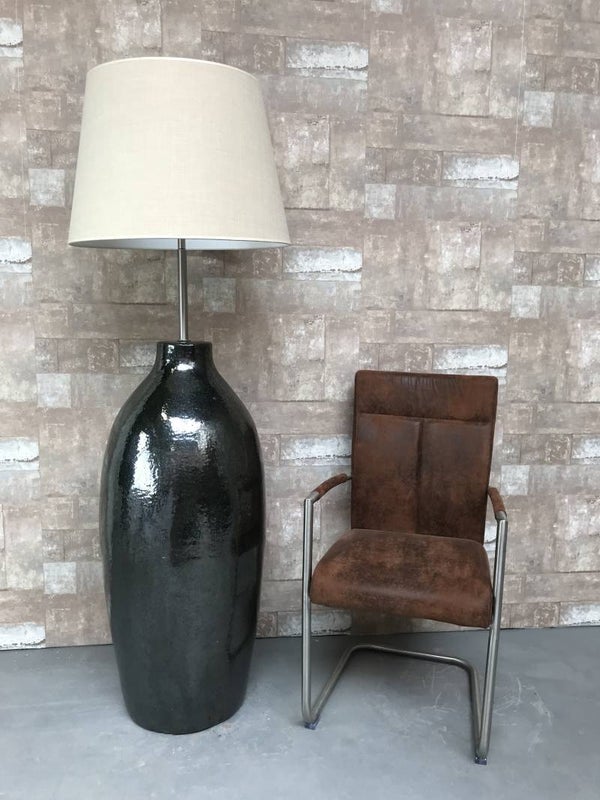 V021433 Vloerlamp aardewerk donker bruin glazuur met creme linnen kap.