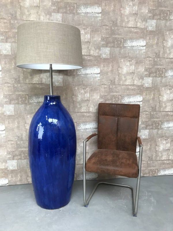 V021241 Vloerlamp aardewerk blauw glazuur met licht bruine linnen kap.