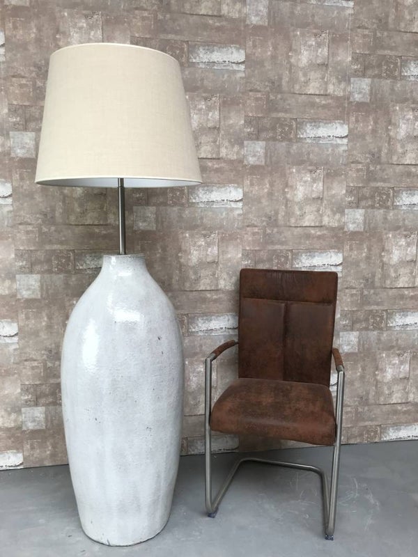 V020733 Vloerlamp aardewerk grijs glazuur met creme linnen kap.