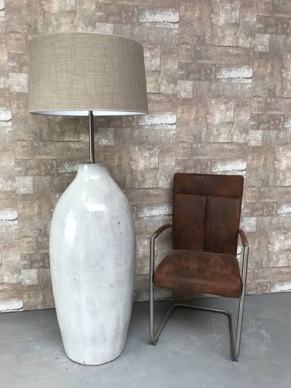 V020741 Vloerlamp aardewerk grijs glazuur met licht bruine linnen kap.