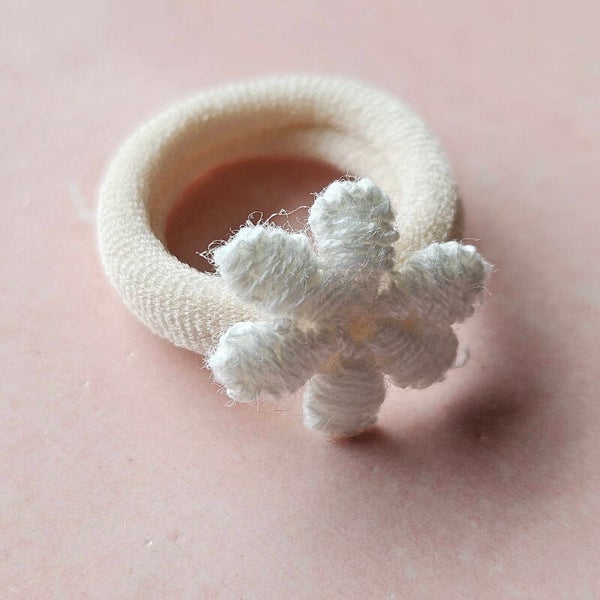 Haarelastiekje bloem wit