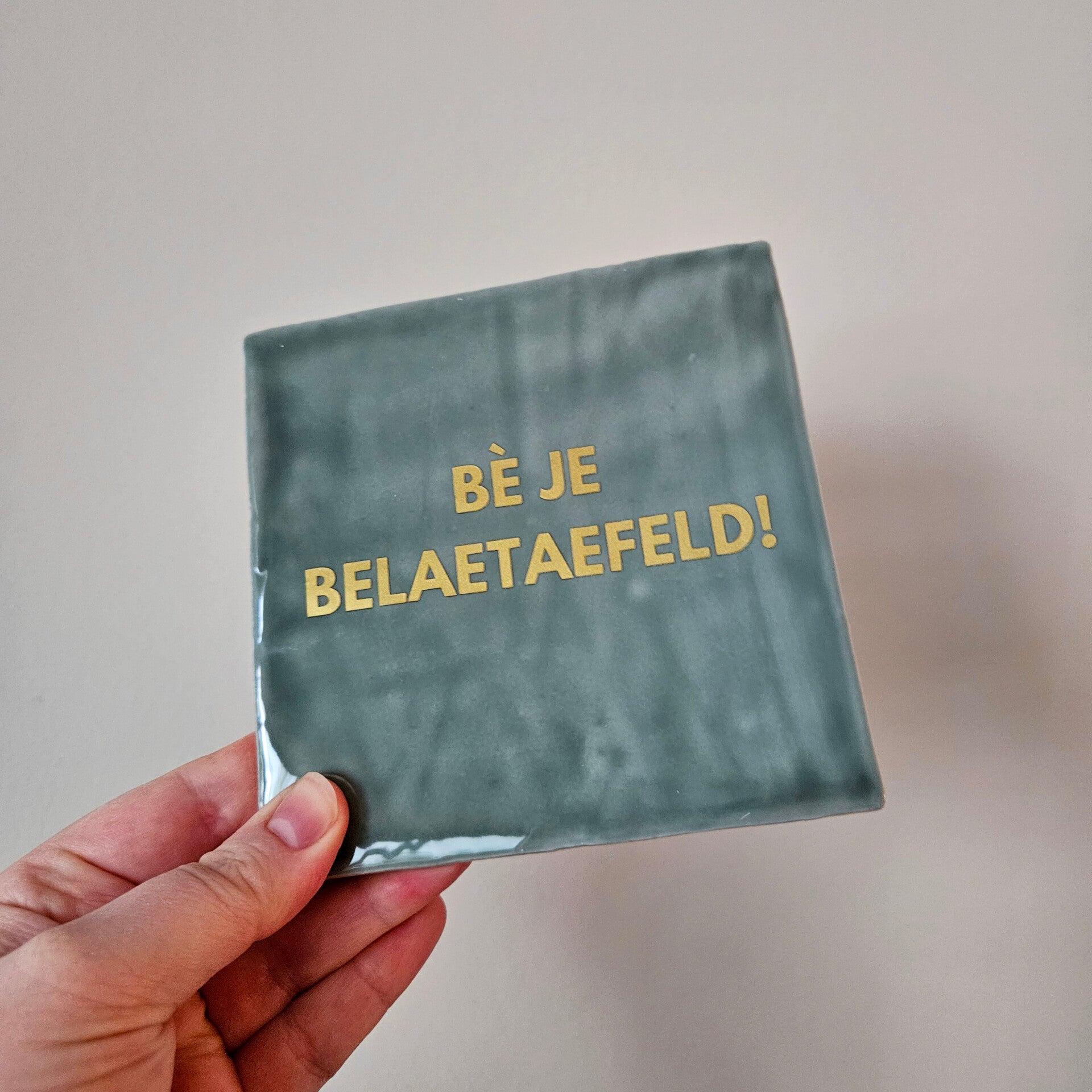 Tegel Bè je belaetaefeld!