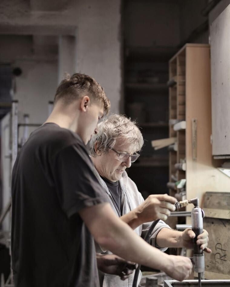 Un apprenti formé par un professionnel expérimenté sur son poste de travail