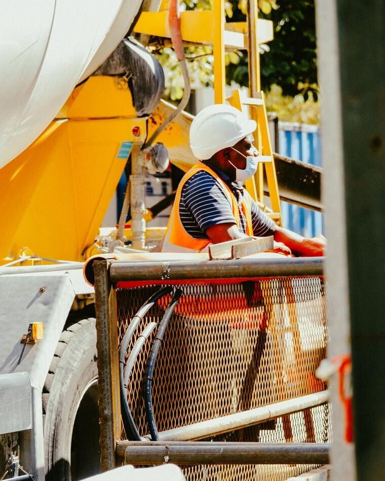 Agent équipé de ses protections sur un chantier
