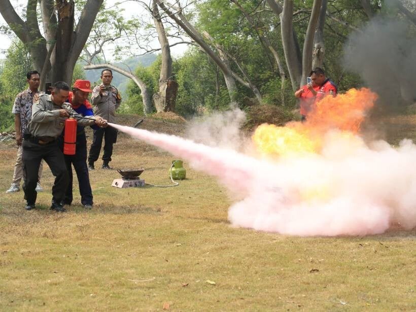 Exercice d'extinction sur feu réel