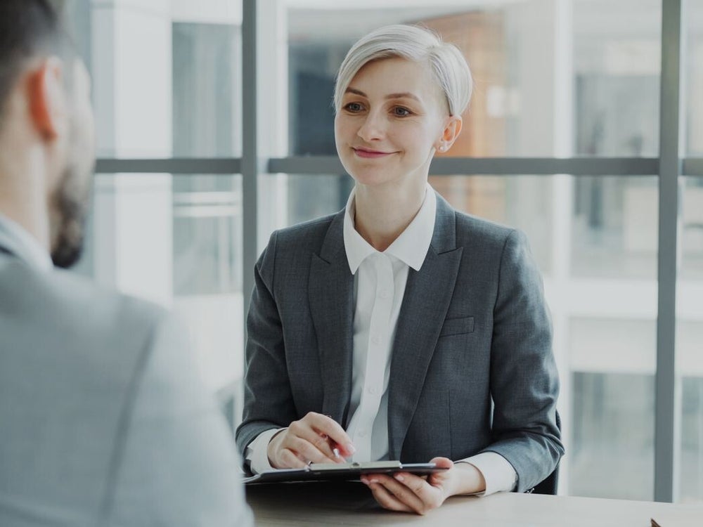 Échange entre un formateur et un stagiaire
