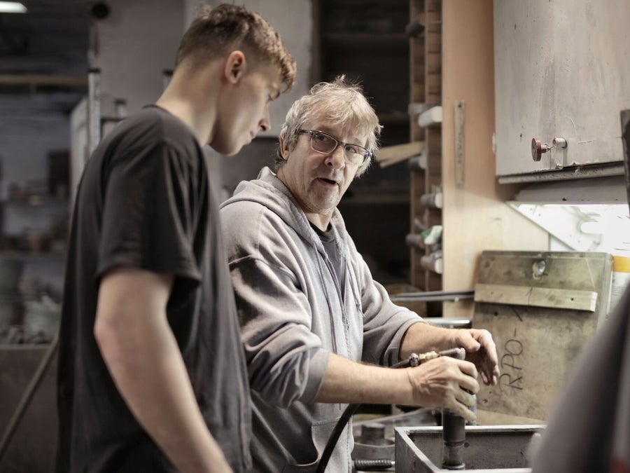 Apprenti accompagné par son tuteur en situation de travail