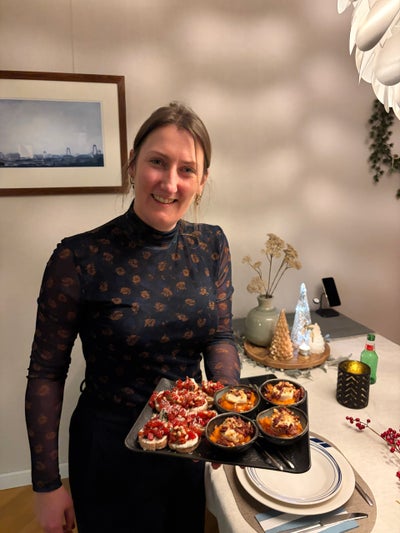 Esther met een schaal hapjes