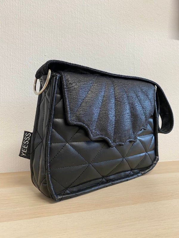 Designertasche handgenäht schwarz Kunstleder Fledermaus Halloween
