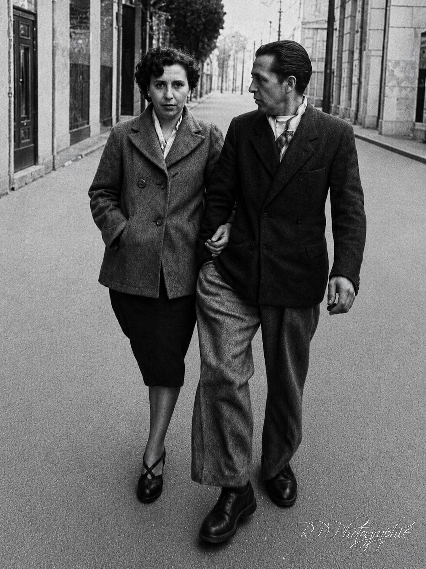 Photo centrée sans personnage noir et blanc