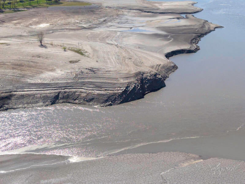 scuklpted shore of lac de serre pon on 02