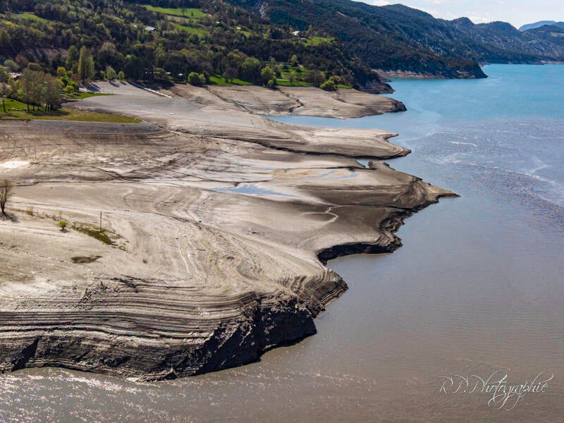 scuklpted shore of lac de serre pon on