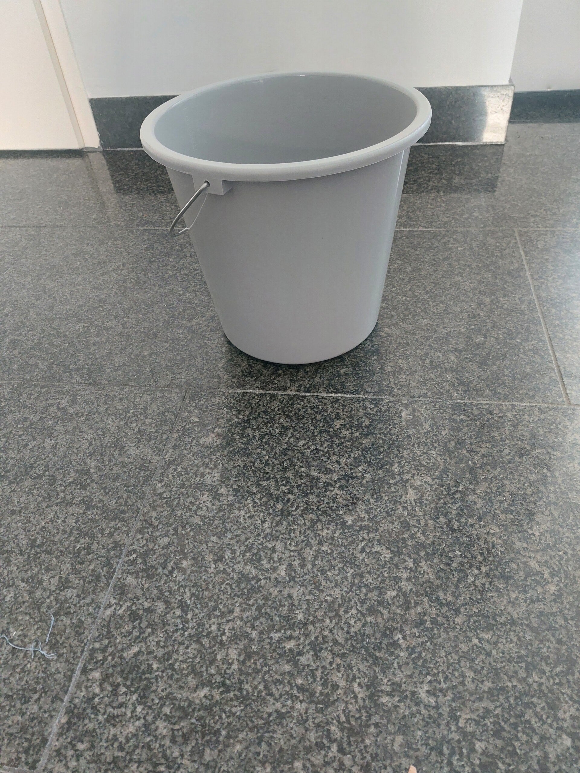 Grijze emmer 5 liter NIEUW