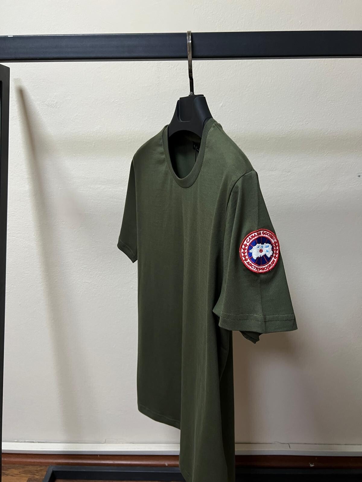 Mannen zomer ser Canada Goose