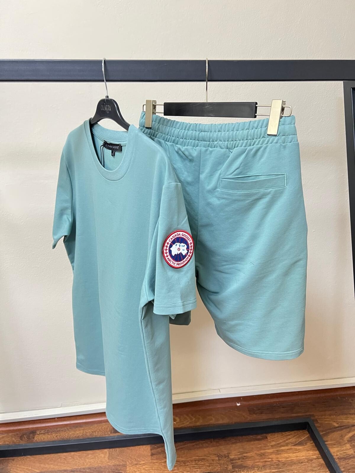 Mannen zomer ser Canada Goose