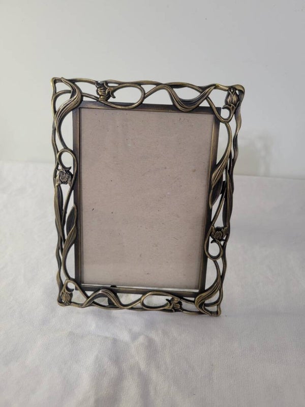 Vtg. Metal Flower Cutout Standing Frame Bronze Tone Victorian-Inspired