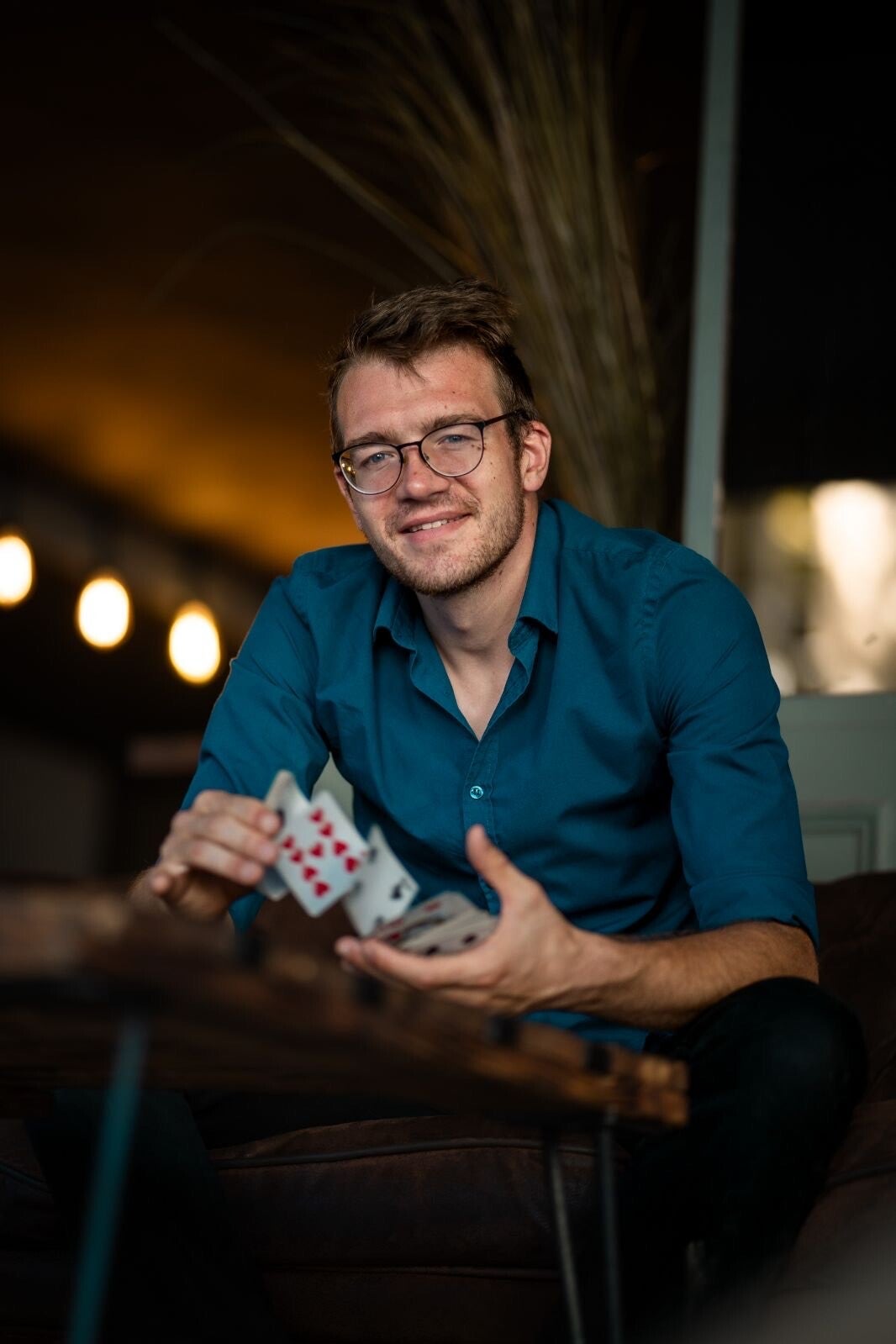photo du magicien mentalist faisant un tour de passe passe pour animer un mariage