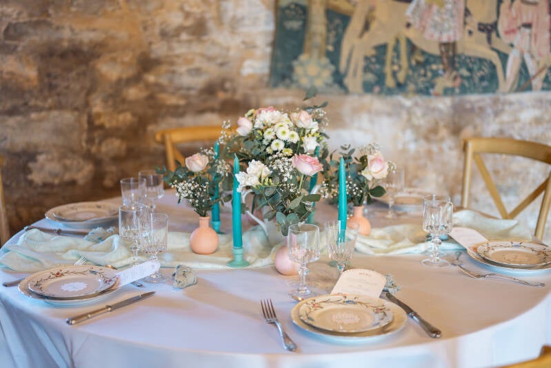table décorée pour les mariés avec décoration vintage romantique