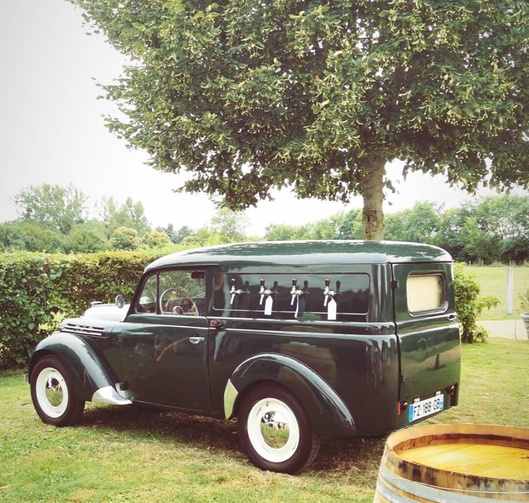 Très belle Renault Juvaquatre dauphinoise de 1957 équipée Beer Truck vintage louée par l'agence événementielle "Histoires d'un Jour" pour tous types d'événements privés ou professionnels
