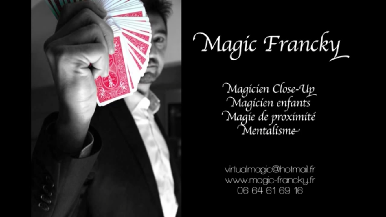 photo du magicien avec des enfants amusés qui rigolent