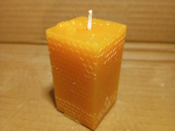 K006 - Kerze mit Wabenmuster