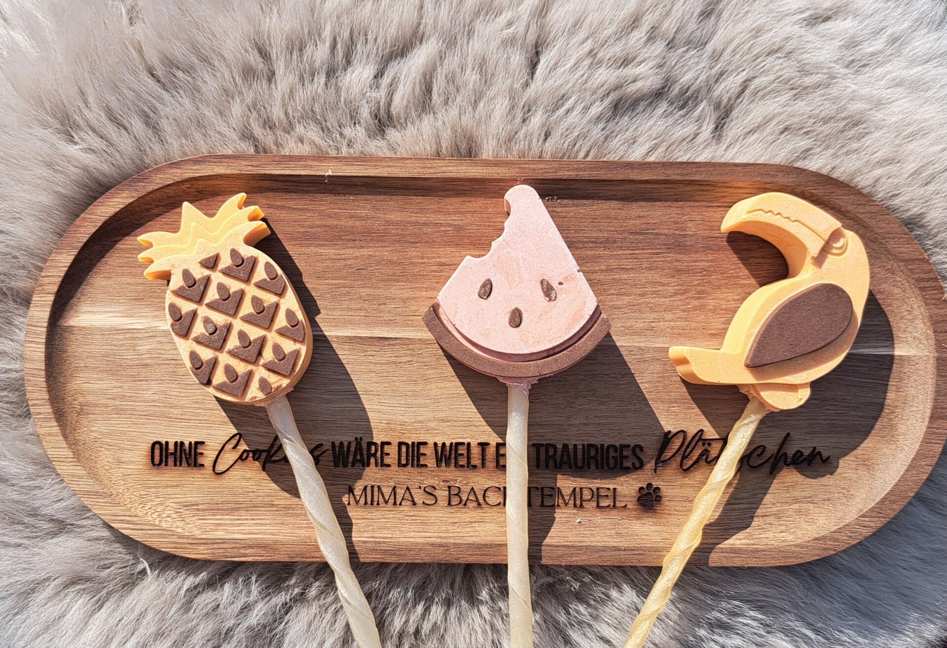 HundeLolli „Tropical“ mit Kaustange – Sommer Hundesnack mit Melone, Tukan & Ananas Design
