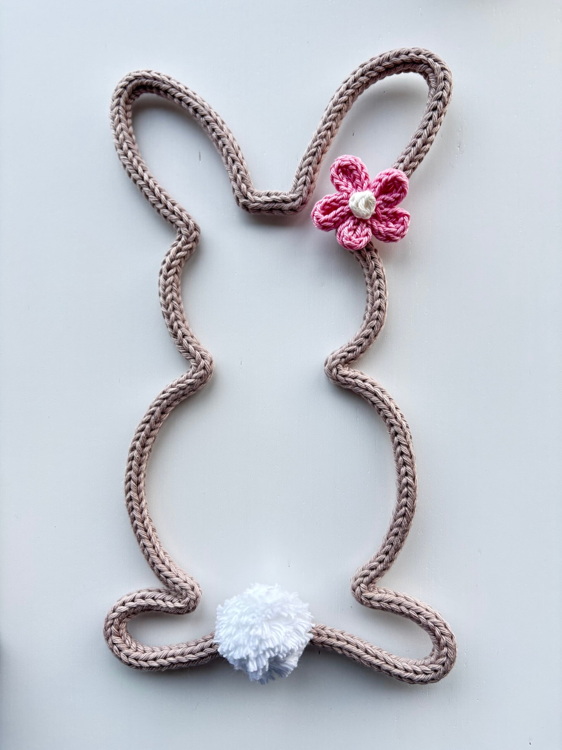 Punnik konijn met roze bloem