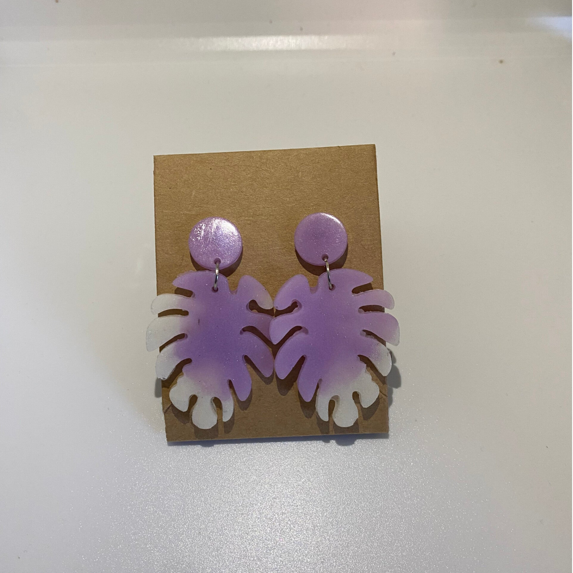 Paarse witte hawaiaans blad