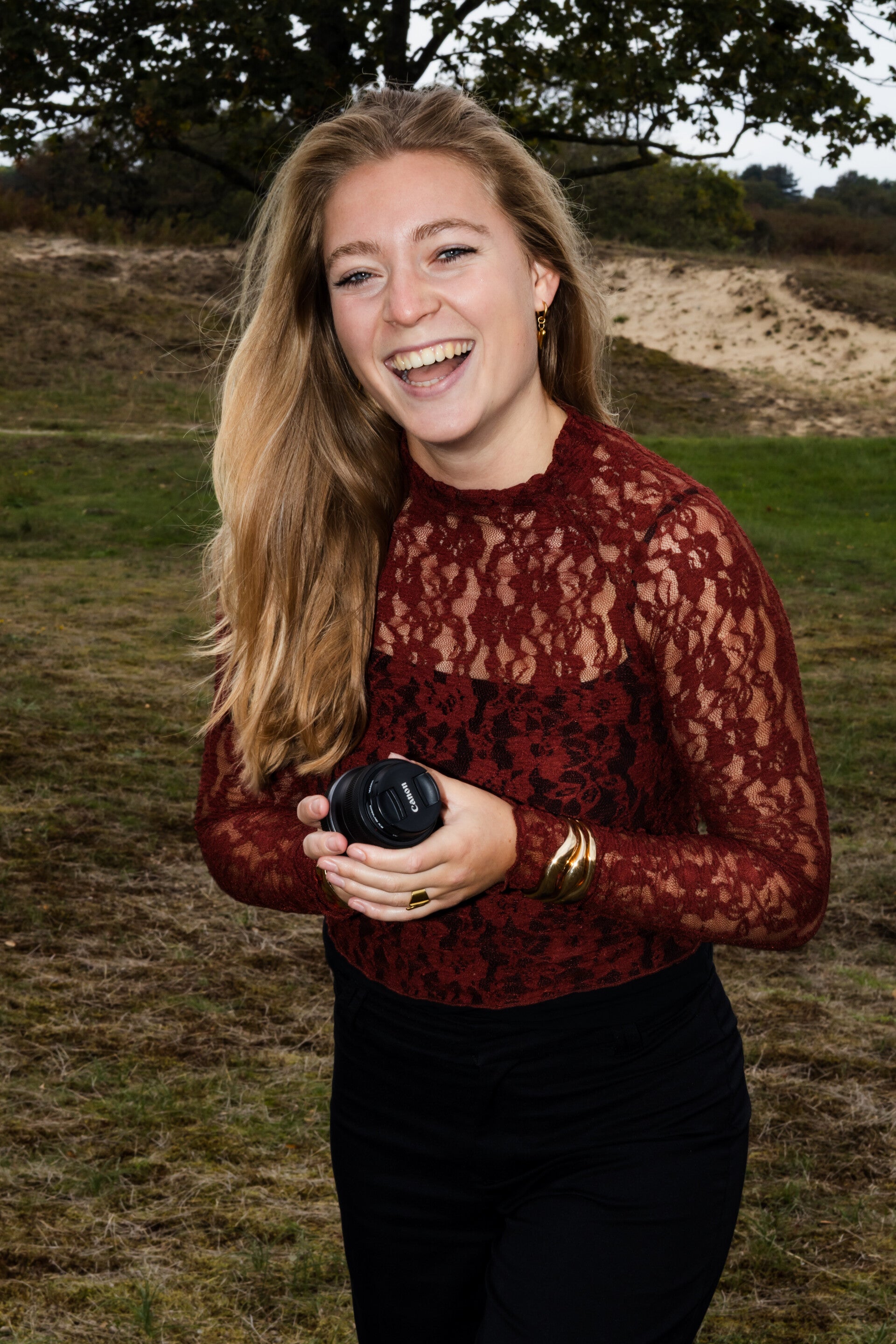 Blonde meid met een camera vast in de natuur