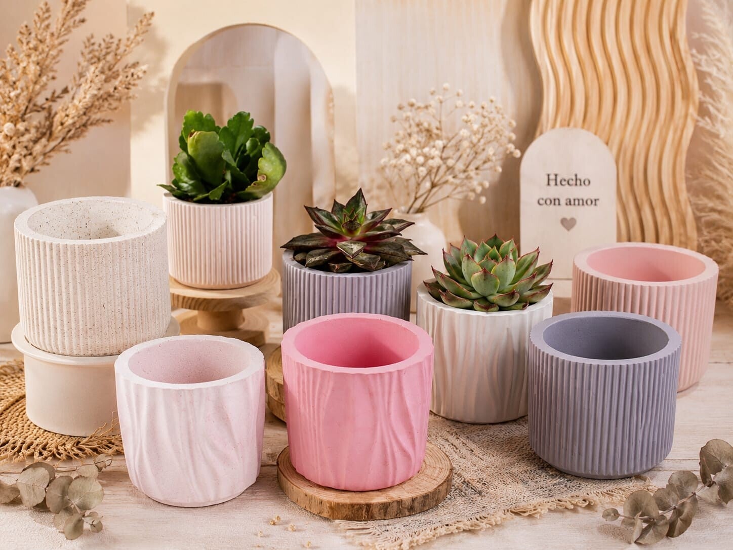 Macetas pequeñas de colores y formas en yeso cerámico