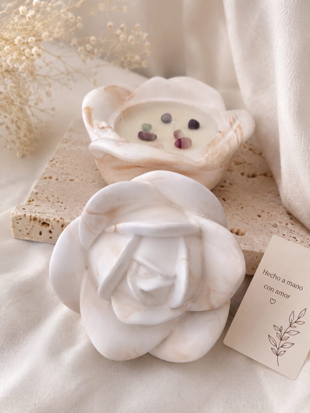 Rosa de Bulgaria con vela aromática en yeso cerámico