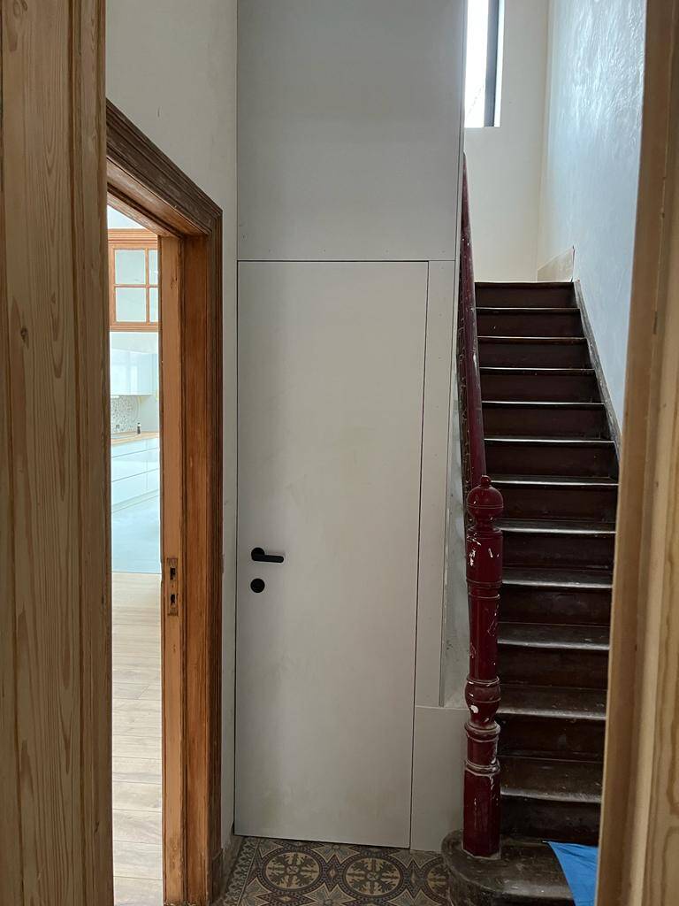 Uitbouw wanden en plafond toilet met deur