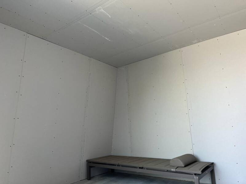 Uitbouw afgewerkt in zwarte trespa