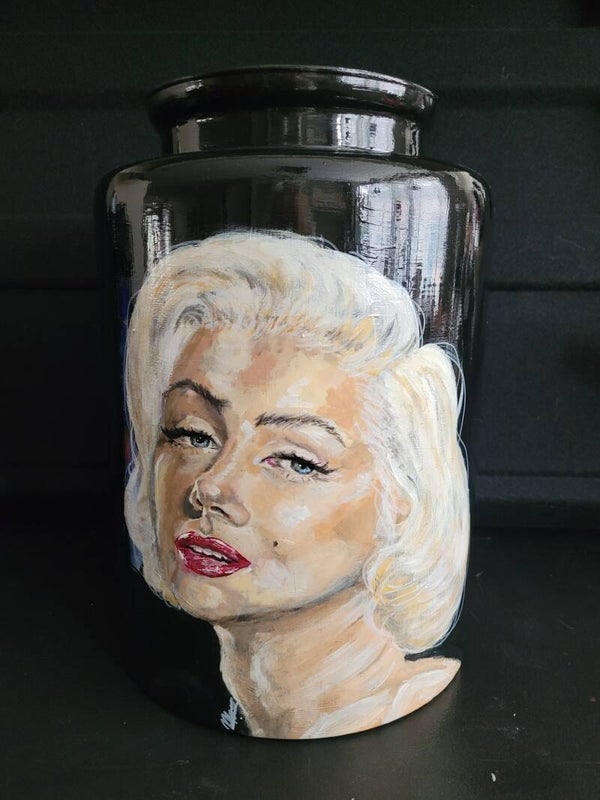 Handgeschilderde zwarte vaas met Marilyn Monroe