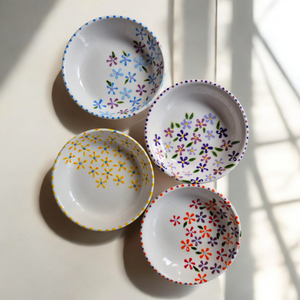 Schaaltjes met bloemen