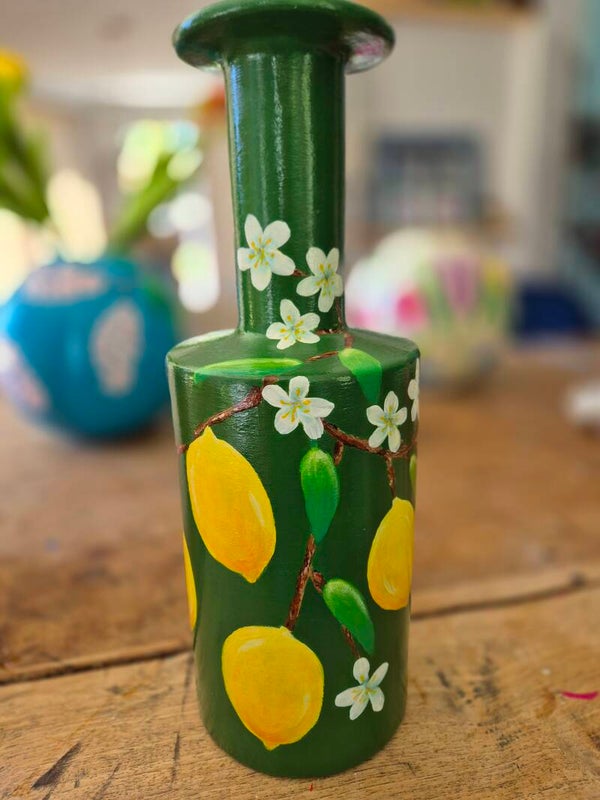 Groene vaas met citroenen