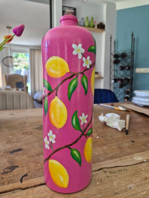 Roze vaas met citroenen