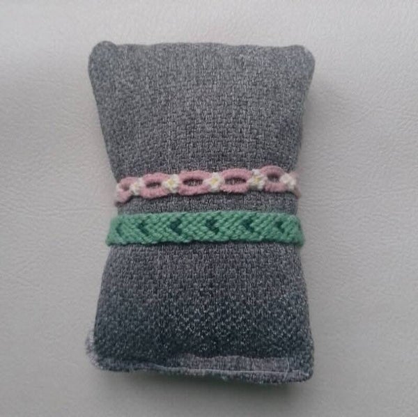 Geknoopte hartjes en bloemetjes armbandjes