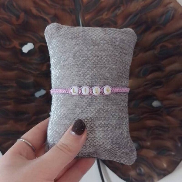 Geknoopte naam armbandjes