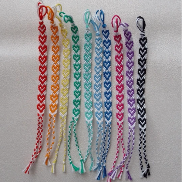Geknoopte hartjes armbandjes