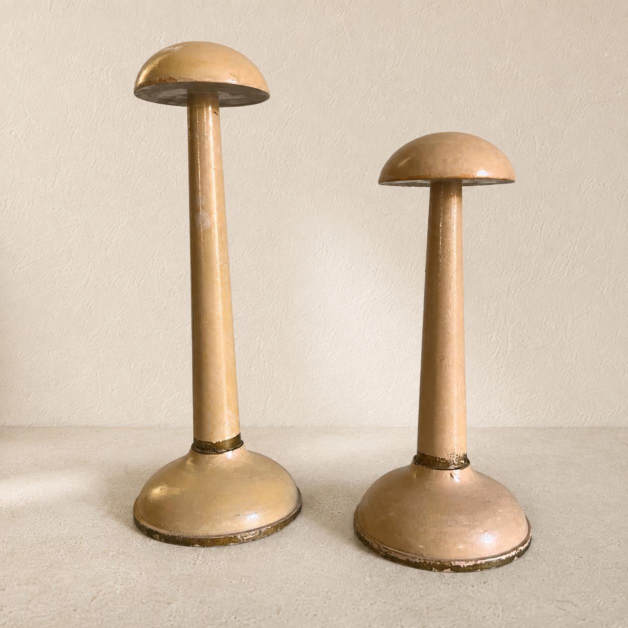 Ensemble de 2 anciens porte-perruques / porte-chapeaux des Galeries Lafayette Paris