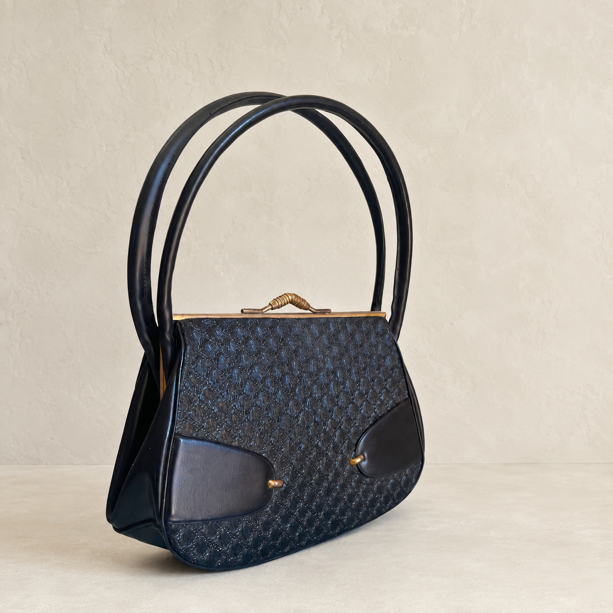 Sac à main noir ancien – L'élégance intemporelle des belles silhouettes féminines