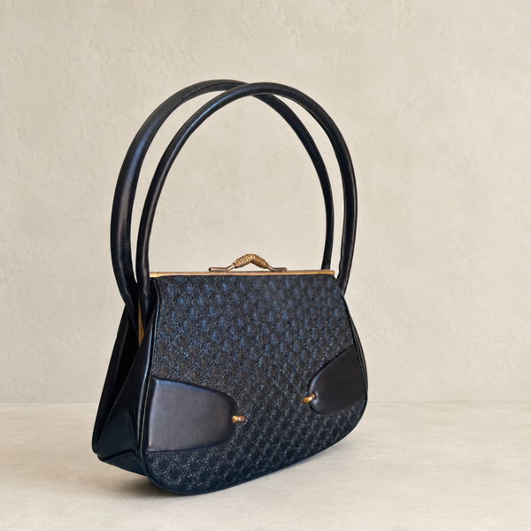 Sac à main noir ancien – L'élégance intemporelle des belles silhouettes féminines