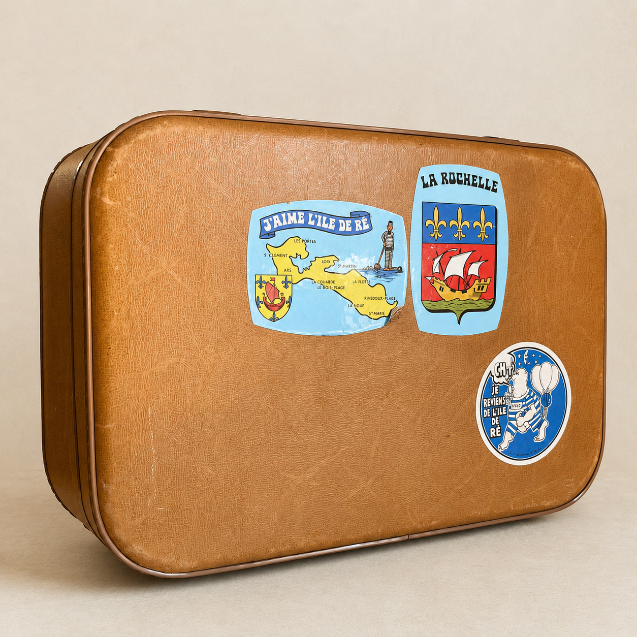 Valise ancienne décorée d'autocollants de La Rochelle – Souvenirs de voyage et charme d'antan