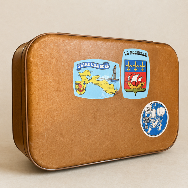 Valise ancienne décorée d'autocollants de La Rochelle – Souvenirs de voyage et charme d'antan